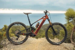 Mondraker CRAFTY CARBON RR Earth Red 2025 Electric Mountain Bike -Les Cycles Shop 1728986898 1200 670e3f12c80bb053515526 dsc6944