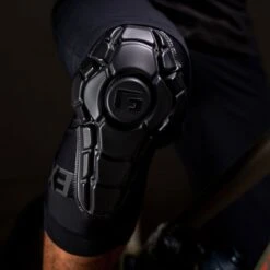 G-Form Pro-X3 Knee Guards Matt Black 11 G-Form Pro-X3 Knee Guards Matt Black -Les Cycles Shop 6963268 zz kp80113012 1 2