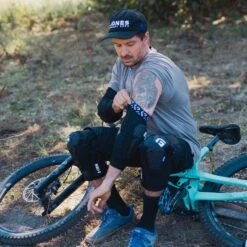 G-Form Mesa Elbow Guards -Les Cycles Shop 7952469 zz mg121128013 4 2